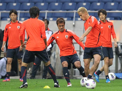 （左から）香川、駒野、本田、内田がパス回しの練習をする