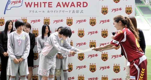 ＩＮＡＣ神戸の沢（右端）から表彰を受ける福島・富岡高の女子サッカー部員ら