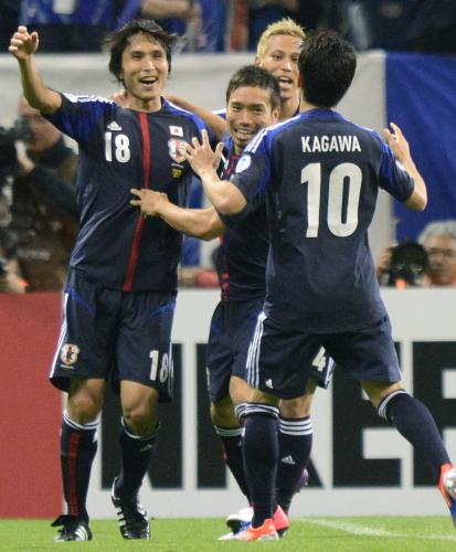 ＜日本・オマーン＞後半、２点目のゴールを決め喜ぶ前田（左端）と、祝福する（右から）香川、本田、長友