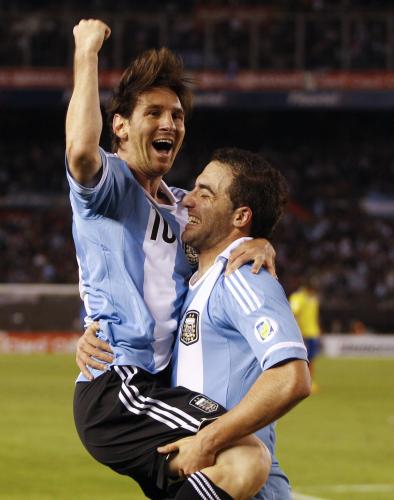 ＜アルゼンチン・エクアドル＞ゴールを決め、イグアイン（右）に飛びつくメッシ