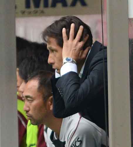 ＜大宮―神戸＞選手のミスに、ベンチで頭を抱える神戸・西野監督