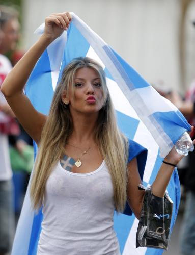 ＜欧州選手権　ポーランド―ギリシャ＞国旗を手にするギリシャ代表のサポーター