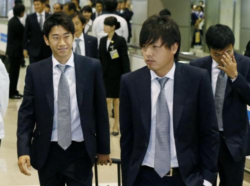 オーストラリア戦を終え帰国したサッカー日本代表の（左から）香川、遠藤ら