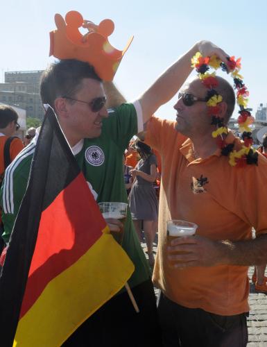 ＜オランダ―ドイツ＞試合前にビールを飲みかわすドイツ代表サポーター（左）とオランダ代表サポーター