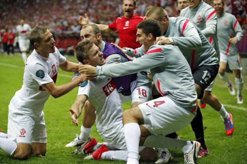 ＜ポーランド・ロシア＞同点ゴールに歓喜するポーランドイレブン