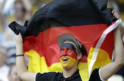 ＜デンマーク―ドイツ＞国旗をかかげるドイツ代表のサポーター