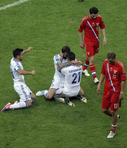＜ギリシャ・ロシア＞喜ぶギリシャ選手の横でガックリと肩を落としピッチを後にするロシア選手