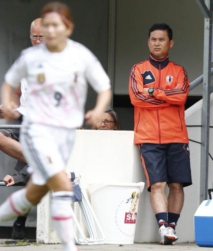 ＜日本・米国＞後半、厳しい表情で試合を見守る佐々木監督