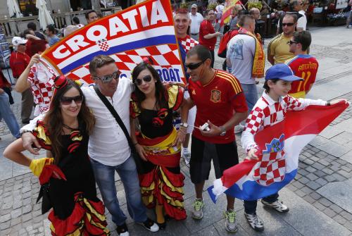 ＜クロアチア―スペイン＞試合開始が待ち遠しいクロアチア・スペインの両サポーター