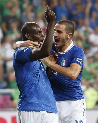 ＜イタリア２―０アイルランド＞チーム２点目を決めたイタリア代表のＦＷバロテッリ（左）