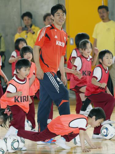 日立木小学校を訪問し、子どもたちと交流するサッカー日本代表の香川真司