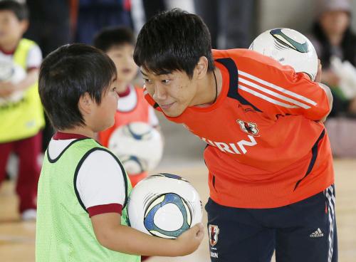日立木小学校を訪問し、子どもと交流するサッカー日本代表の香川真司選手