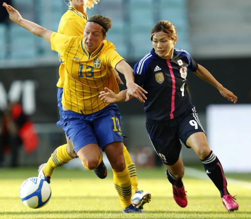 ＜日本・スウェーデン＞後半、スウェーデン選手と競り合う川澄（右）