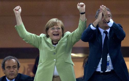 ＜ドイツ・ギリシャ＞ドイツの勝利にガッツポーズするメルケル首相