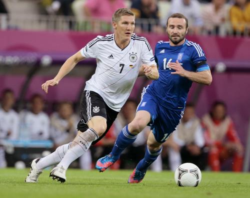 ドイツ代表ＭＦシュバインシュタイガー（左）は右足首に不安を抱えながらも準々決勝ギリシャ戦ではフル出場した