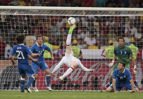 イングランド イタリア 体を張った守備でバロテッリ 左 のシュートをブロックするイングランド代表ｄｆテリー スポニチ Sponichi Annex サッカー