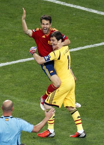 ＜ポルトガル０―０(PK2-4)スペイン＞決勝進出を決めて喜ぶスペイン代表ＦＷセスク・ファブレガス（左）とＧＫカシージャス
