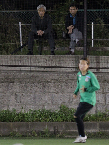 岩清水（手前）ら日テレの選手を視察する日本サッカー協会女子の上田委員長（左）と佐々木監督