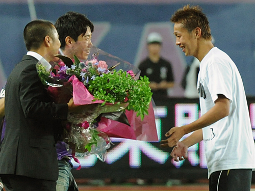 ＜Ｃ大阪・浦和＞試合後、香川（中）　森島氏（左）　から花束を渡されるＣ大阪・清武