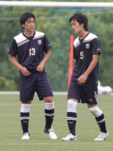 明大との練習試合に出場した川崎Ｆの風間監督の長男・宏希（左）と次男・宏矢