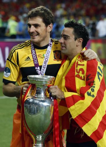 ＜スペイン４―０イタリア＞優勝杯を手にするスペイン代表主将ＧＫカシージャス（左）とＭＦシャビ