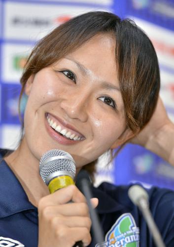 ロンドン五輪のサッカー女子日本代表に選ばれ、記者会見で笑顔を見せる丸山桂里奈