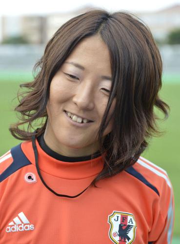 ロンドン五輪のサッカー女子日本代表に選ばれ 笑顔で記者の質問に答える大儀見優季 スポニチ Sponichi Annex サッカー