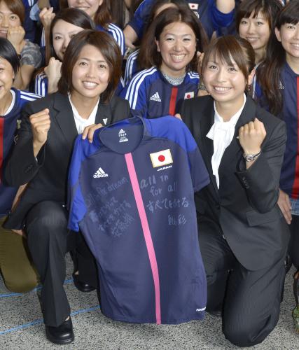 ロンドン五輪のサッカー女子日本代表に選ばれ、ユニホームを手にポーズをとる安藤梢（左）と鮫島彩