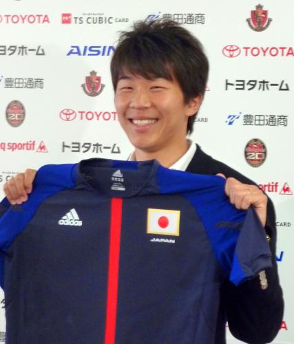 ロンドン五輪のサッカー男子日本代表に選ばれ、ユニホームを手に笑顔の永井謙佑
