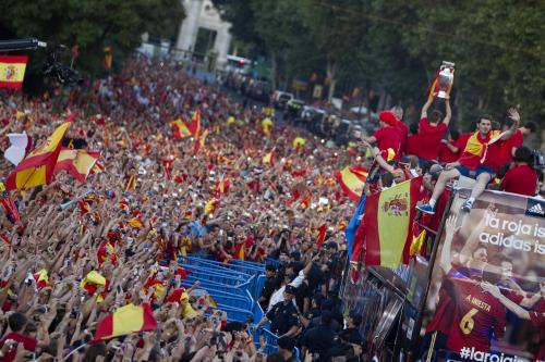 凱旋し、マドリード市民の祝福を受けるスペイン代表イレブン