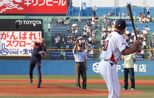 始球式で対決したＦＣ東京・ポポヴィッチ監督（左）と打者・ヤクルトの小川監督