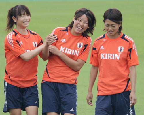 練習で笑顔を見せる（左から）鮫島、熊谷、安藤
