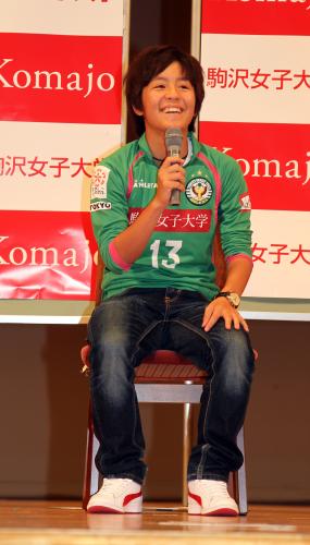 駒沢女子大の壮行会に出席、笑顔で質問に答える岩渕真奈