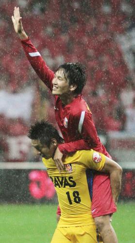 鳥栖に勝利しＧＫ加藤に背負われサポーターに手を振る、２ゴールを決めた浦和・原口