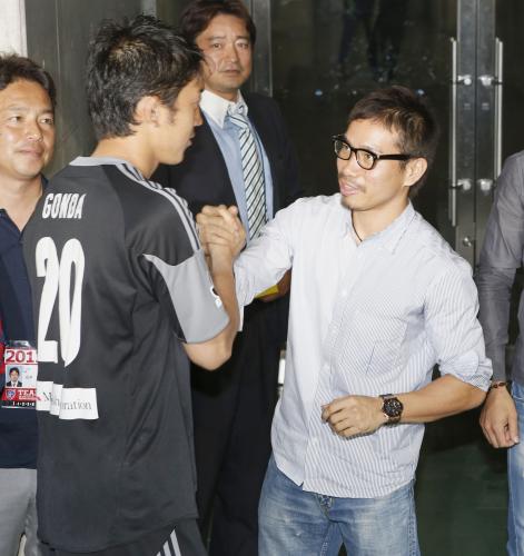 試合後、ＦＣ東京のＧＫ権田（左）を握手で迎えるインテル・ミラノの長友
