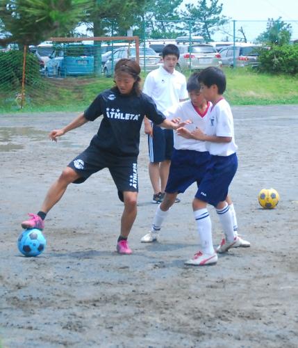 東海大翔洋中サッカー部とのミニゲームでボールキープする大儀見（左端）