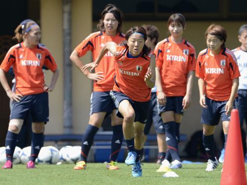 オーストラリアとの壮行試合に備え練習する大儀見（中央）らサッカー女子日本代表