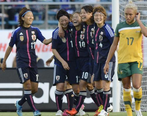 サッカー女子五輪壮行試合のオーストラリア戦で、後半に３点目のゴールを決め喜ぶ沢（10）と、祝福する（左から）大儀見、矢野、（１人おいて）熊谷、阪口