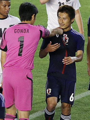 ＜日本・ニュージーランド＞試合終了後、失点のきっかけとなったミスをした村松（右）を小突く権田