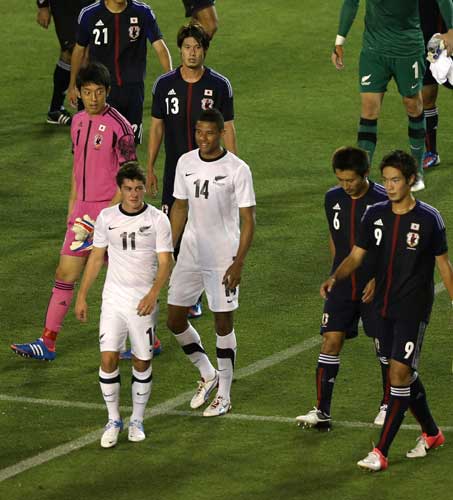 ＜日本・ニュージーランド＞試合後、怒りが収まらない権田（中央左）は、失点のきっかけとなったミスを犯した村松（右から２人目）をにらみつける