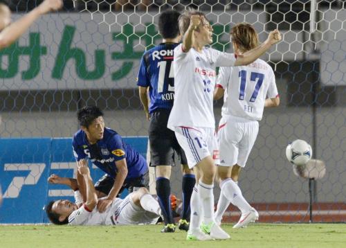 試合終了間際、決勝ゴールを押し込んだ横浜・斎藤（左下）