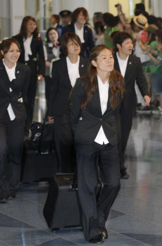 ロンドン五輪のサッカー女子日本代表の沢（手前）ら