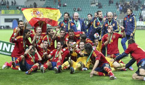 ＜Ｕ―１９スペイン代表 １―０ Ｕ―１９ギリシャ代表＞大会連覇を達成し喜ぶスペイン代表の選手たち