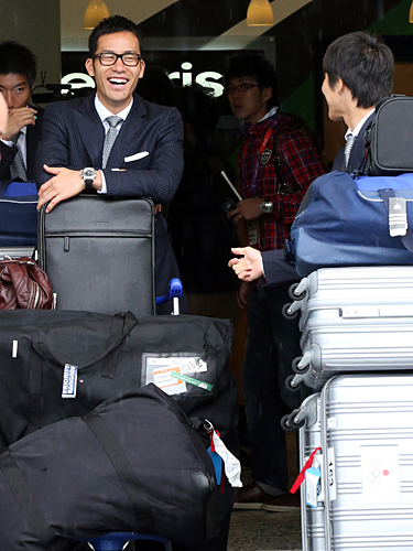 バーミンガム空港に到着し、永井（右）と談笑する吉田