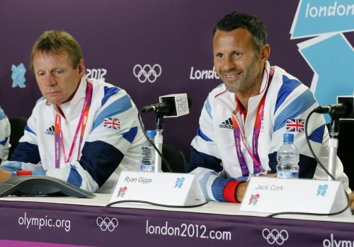 記者会見するサッカー男子英国代表のライアン・ギグス。左はピアース監督