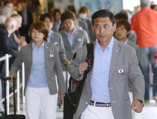英国・バーミンガムの空港に到着した佐々木監督（先頭）らロンドン五輪サッカー女子日本代表