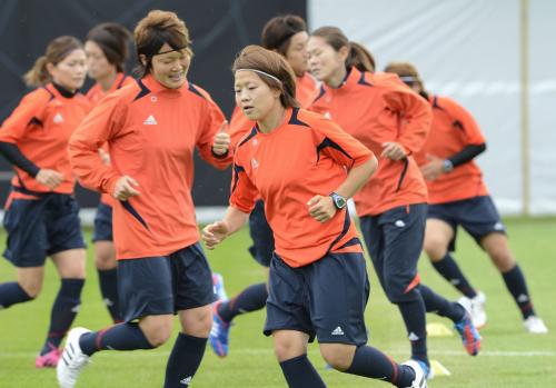 英国入り後、初練習する宮間（中央）らサッカー女子日本代表