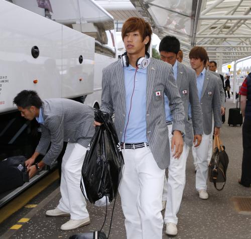 グラスゴー空港に到着したサッカー男子日本代表の大津（中央）ら