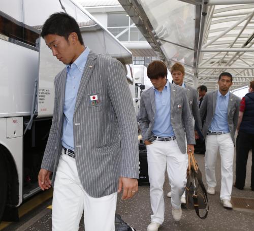 グラスゴー空港に到着したサッカー男子日本代表のＧＫ権田