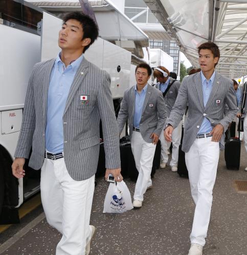 グラスゴー空港に到着したサッカー男子のＧＫ安藤（手前）、斎藤（中央）、扇原